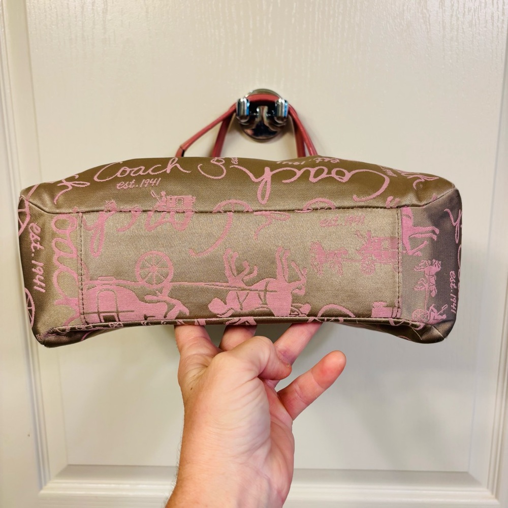 Coach signature Gallery East West Horse & Carriage  in pink F15144 - Picture 3 of 16